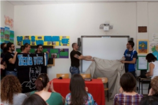 Il momento della consegna della lavagna